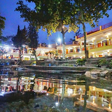 Pandu Lakeside Hotel Парапат Екстериор снимка
