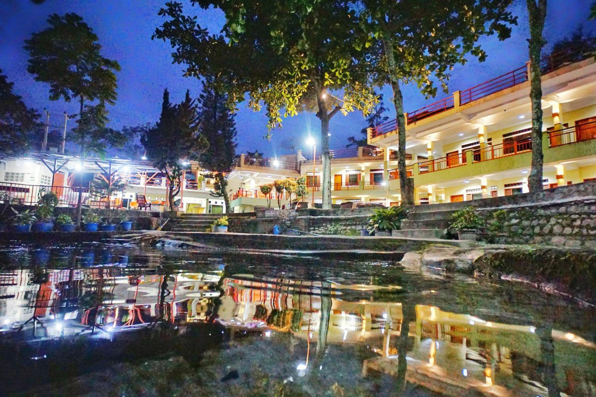 Pandu Lakeside Hotel Парапат Екстериор снимка