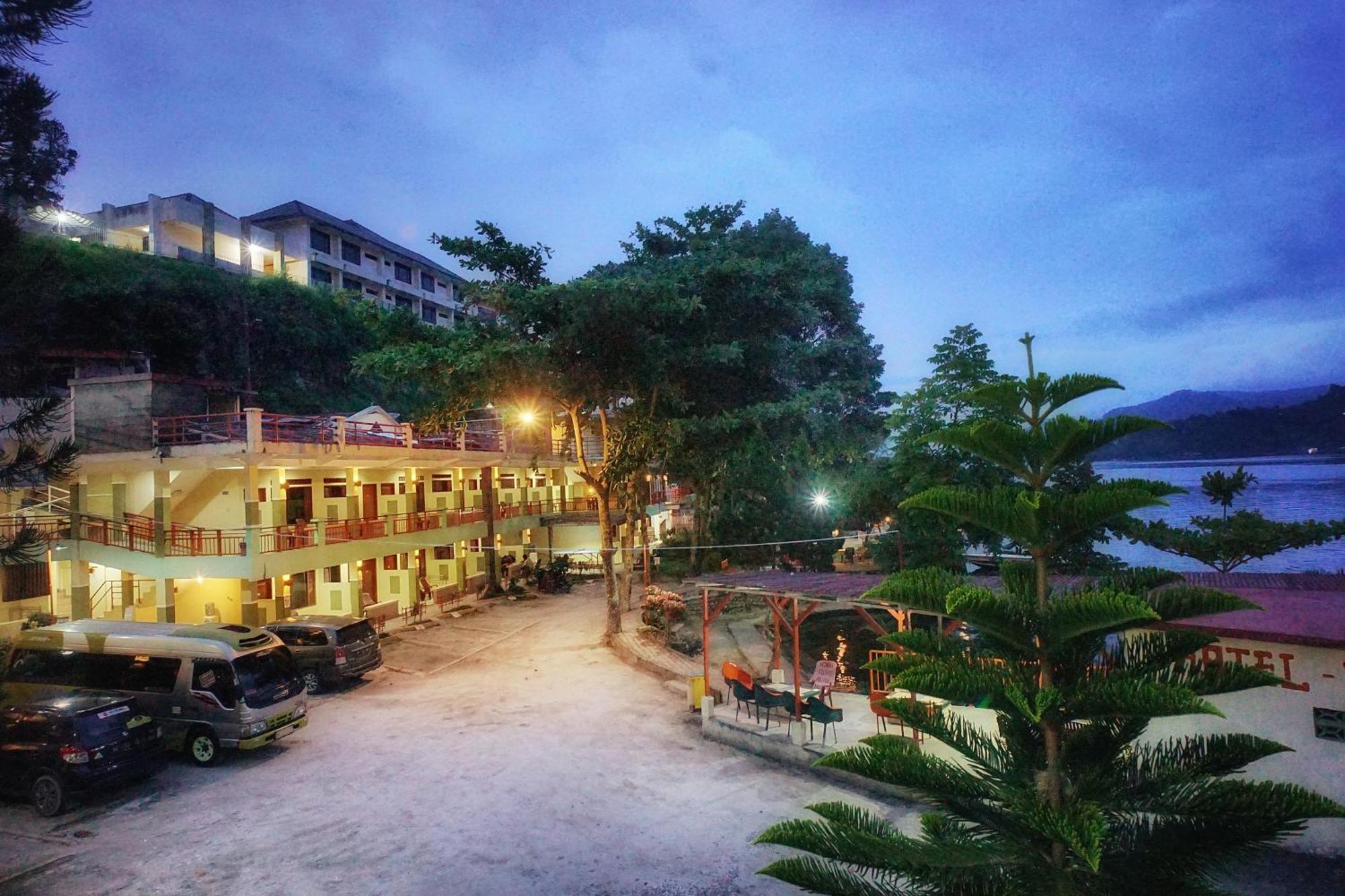 Pandu Lakeside Hotel Парапат Екстериор снимка